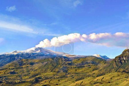 Téléchargez les photos : Nevado del Ruiz, également connu sous le nom de Mesa de Herveo, est un volcan situé à la frontière entre les départements de Caldas et Tolima en Colombie - en image libre de droit
