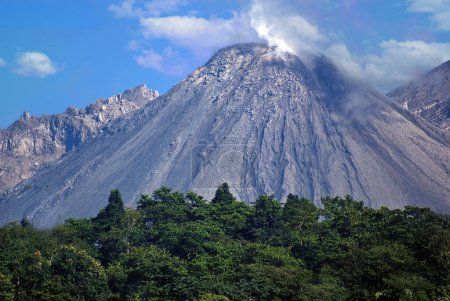 Foto de El volcán Santa María, también conocido como Santiaguito por su cúpula de lava o Gagxanul, es un volcán en Guatemala.. - Imagen libre de derechos