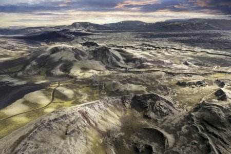 Foto de Cráter Laki, Islandia. Cráter volcánico cubierto de musgo verde. Tierras altas islandesas. En Francia, Laki a veces se conoce como el "Volcán de la Revolución"". - Imagen libre de derechos