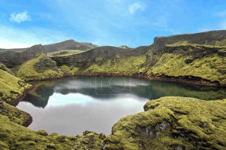 Foto de Uno de los 135 cráteres de Laki, Islandia. Cráter volcánico cubierto de musgo verde. Tierras altas islandesas. En Francia, Laki es a veces llamado el "Volcán de la Revolución"". - Imagen libre de derechos
