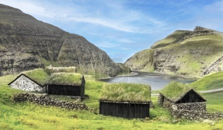 Téléchargez les photos : Village de Saksun avec ses maisons typiques aux toits verts, Îles Féroé, Streymoy Island, Danemark, Europe. - en image libre de droit