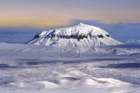 Téléchargez les photos : Volcan Herdubreid en hiver au coucher du soleil. Islande - en image libre de droit