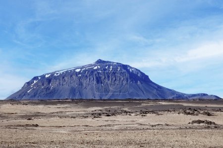 Téléchargez les photos : Champ de lave avec le volcan Herdubreid en arrière-plan. Islande - en image libre de droit