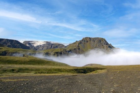 Vulkanische Dämpfe aus einer Gletscherspalte in Fimmvorduhals, Island