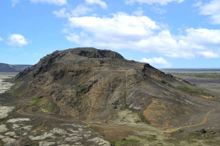 Vue aérienne du volcan Helgafell sur l'île islandaise de Heimaey. Archipel des îles Vestmann ; Islande