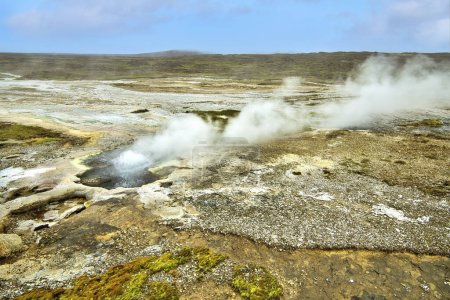Téléchargez les photos : Vapeur au-dessus d'une source chaude. Site géothermique de Hveravellir, Islande. - en image libre de droit