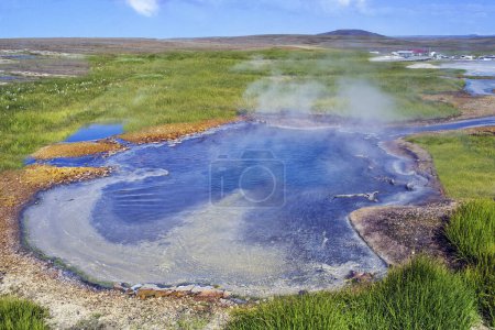 Téléchargez les photos : Vapeur au-dessus d'une source chaude. Site géothermique de Hveravellir, Islande. - en image libre de droit