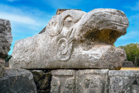 Foto de Escultura que representa a la serpiente emplumada, una de las divinidades mayas. yacimiento arqueológico, México - Imagen libre de derechos
