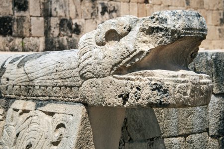 Foto de Escultura que representa a la serpiente emplumada, una de las divinidades mayas. yacimiento arqueológico, México - Imagen libre de derechos