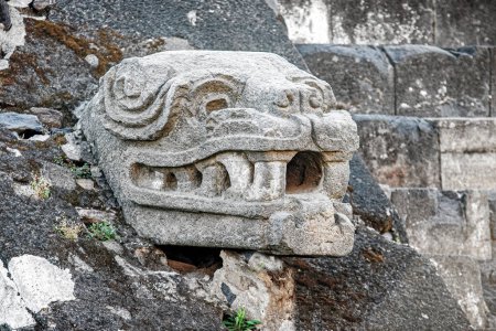 Details einer Steinskulptur aus dem Tempel des Quetzalcoatl oder der gefiederten Schlange. Archäologische Stätte in Teotihuacan, Mexiko.