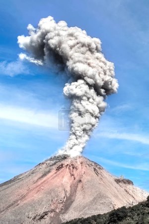 Foto de Erupción del volcán Santiaguito también conocido como Santa María; pueblo de Quetzaltenango también conocido como Xela en Guatemala. América Central - Imagen libre de derechos