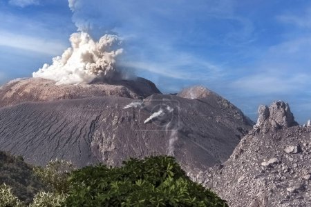 Éruption du volcan Santiaguito également connu sous le nom de Santa Maria ; ville de Quetzaltenango également connue sous le nom de Xela au Guatemala. Amérique centrale