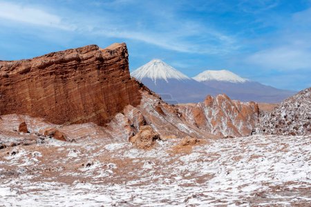 El Valle de la Luna ; Valley of the Moon ; San Pedro de Atacama, réserve nationale de Los Flamencos. En arrière-plan, les volcans Juriques et Licancabur. Frontière Chili-Bolivie