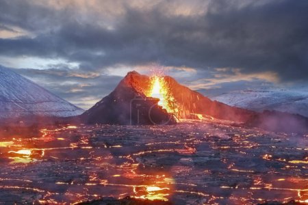 Foto de Eruption under an overcast winter sky of the Geldingadalir volcano with a sea of lava in the Fagradalsfjall volcanic system, Reykjanes Peninsula, Iceland. - Imagen libre de derechos