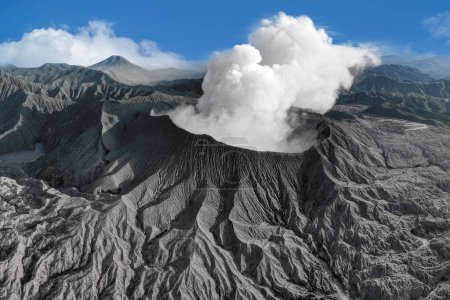 Foto de Columna de erupción que emerge del cráter del volcán Dukono. Isla de Halmahera, Maluku, en Indonesia. - Imagen libre de derechos