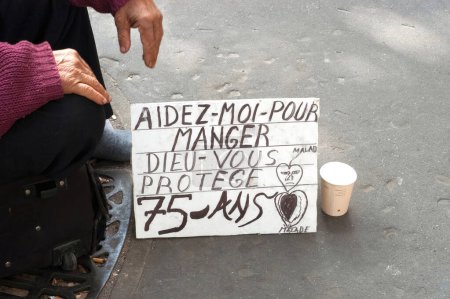 Un mendigo pidiendo caridad en París. Francia