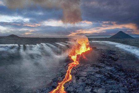 Falla eruptiva y fumarolas en el sistema volcánico de Fagradalsfjall en Reykjanes, Islandia.