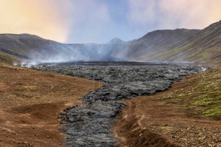 Fluir de lava desde el volcán Geldingadalir en el valle de Natthagi en Islandia. 