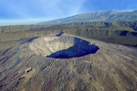 Peak of the Furnace oder Piton de la Fournaise ist ein Schildvulkan im Osten der Insel Réunion, einem französischen Überseedepartement und einer Region im Indischen Ozean.