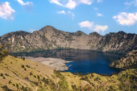 Mount Rinjani oder Gunung Barujari Vulkan auf der Insel Lombok im Segara Anak Kratersee. Alles in der Caldera, die durch den Ausbruch des Samalas im Jahr 1257 entstanden ist. Indonesien