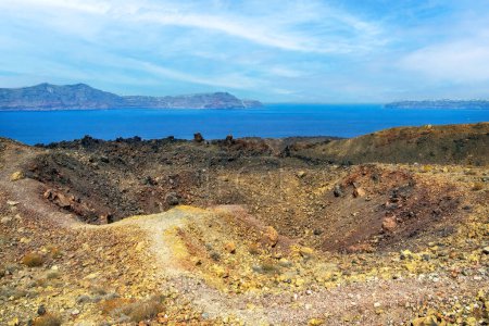 Un cráter en la isla volcánica de Nea Kameni, archipiélago de Santorini, Grecia.
