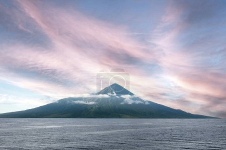 Téléchargez les photos : Le mont Tambora, ou Tomboro, est un stratovolcan actif à Nusa Tenggara en Indonésie. Situé sur Sumbawa dans les Petites Îles de la Sonde, - en image libre de droit
