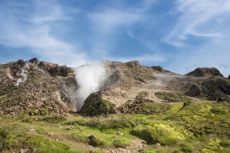 Des vapeurs sulfureuses. Volcan La Grande Soufrière ou Big Sulfur Outlet. Guadeloupe