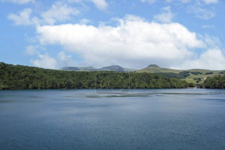 Foto de Lac Pavin es un lago volcánico situado en el departamento Puy-de-Dome de Francia, entre Besse-en-Chandesse y Super-Besse. Es el volcán más joven de Francia a los 6900 años.. - Imagen libre de derechos