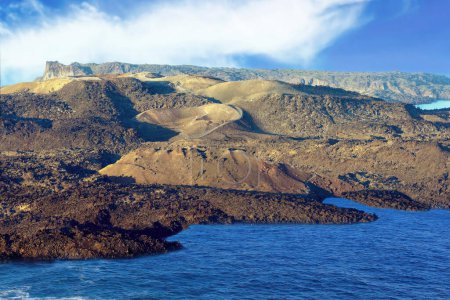 Cráteres en la isla volcánica de Nea Kameni, archipiélago de Santorini, Grecia