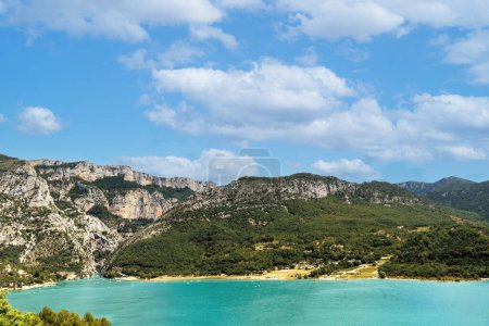 Foto de Lago Sainte-Croix en las Gargantas del Verdon. Departamentos de Var y Alpes-de-Hautes-Provence. Francia - Imagen libre de derechos
