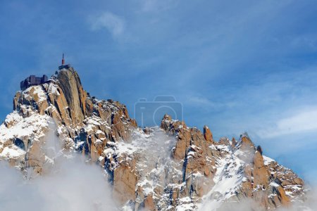 Foto de El Aiguille du Midi es una montaña de 3.842 metros de altura (12.605 pies) en el macizo del Mont Blanc en los Alpes franceses.. - Imagen libre de derechos
