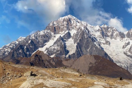 Foto de Mont Blanc en el macizo del Mont Blanc es la montaña más alta de los Alpes y Europa Occidental, - Imagen libre de derechos