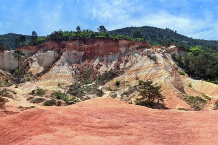 Roter Ockerfelsen im provenzalischen Colorado; Departement Vaucluse; Frankreich