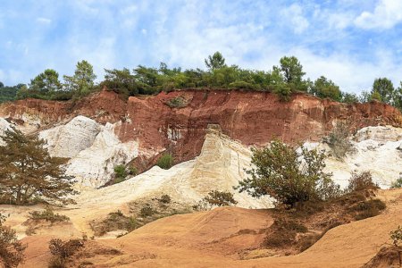 Roter Ockerfelsen im provenzalischen Colorado; Departement Vaucluse; Frankreich