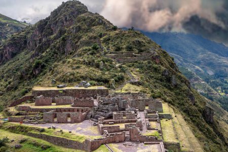 Foto de El Valle Sagrado de los Incas en los Andes peruanos, las ruinas de Pisac bajo un cielo tormentoso - Imagen libre de derechos
