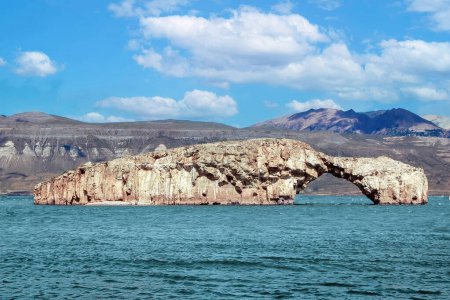Foto de Lago Posadas y su agua verde turquesa con la roca El Arco, el Arco. Patagonia, Argentina, América del Sur - Imagen libre de derechos
