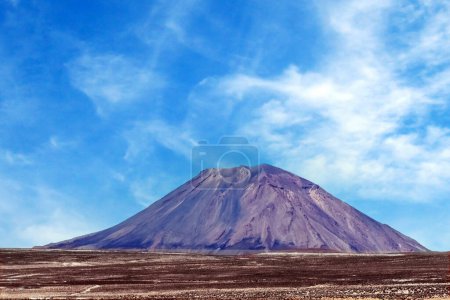 Foto de Misti es un volcán inactivo ubicado en las montañas de los Andes en el sur de Perú, que se eleva por encima de la segunda ciudad más grande de Perú, Arequipa. - Imagen libre de derechos