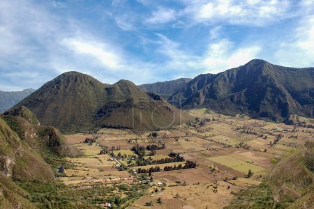 Foto de Pululahua es un volcán extinto en Ecuador, ubicado no muy lejos de Quito. Su cráter gigante, de 12 km de diámetro, es el más grande de Sudamérica. - Imagen libre de derechos