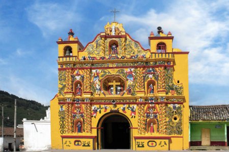 Foto de Fachada de iglesia en la ciudad de San Andrés Xecul, Guatemala - Imagen libre de derechos