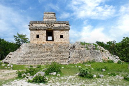 Foto de Ruina del Templo de las Siete Muñecas en Dzibilchaltun, Yucatán, México. - Imagen libre de derechos