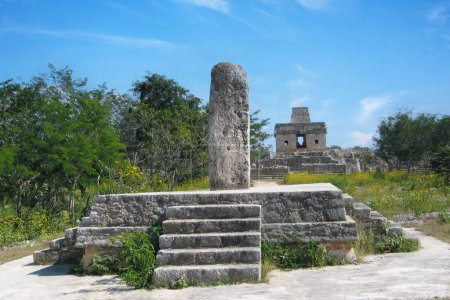 Foto de En el fondo, ruinas del Templo Maya de las Siete Muñecas en Dzibilchaltun, Yucatán, México. - Imagen libre de derechos