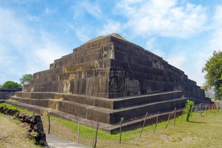 Foto de Pirámide fotografiada desde un ángulo amplio. Sitio arqueológico de Tazumal, Chalchuapa, El Salvador - Imagen libre de derechos