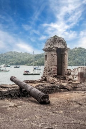 Alte spanische Kanone in den Ruinen der Festung von Santiago, mit Blick auf das karibische Meer in Portobelo, Panama, Mittelamerika.