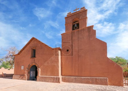 Foto de La iglesia de San Pedro de Atacama en Chile fue construida con barro y madera de cactus durante el período colonial español en el siglo XVII.. - Imagen libre de derechos