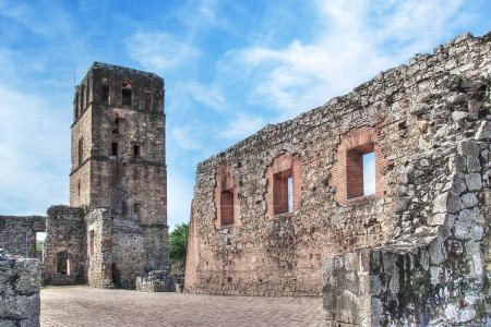 Foto de Ruinas de la Catedral de Nuestra Señora de la Asunción (construida entre 1610 y 1626). Panamá Viejo o Panamá Viejo, también conocido como Panamá la Vieja, fue destruido en 1671 por el corsario galés Henry Morgan. Es Patrimonio de la Humanidad por la UNESCO. - Imagen libre de derechos