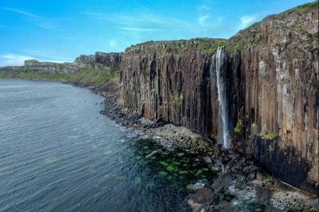 Foto de Las cataratas de Mealt también se conocen como Kilt Rock. Situado en la Isla de Skye. Escocia, Reino Unido - Imagen libre de derechos