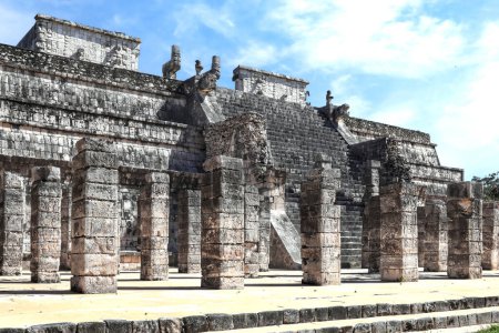 Les colonnes du Temple des Mille Guerriers à Chichen Itza. La civilisation maya. Mexique