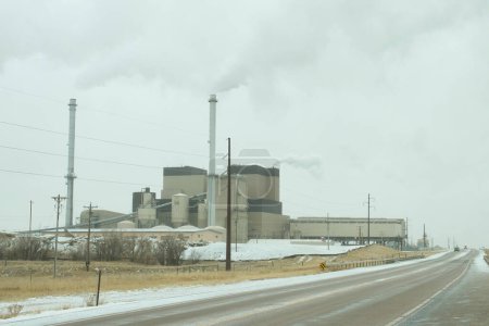 Téléchargez les photos : Gillette, Wyoming - 23 janvier 2021 : De la vapeur propre sort des cheminées de fumée de la centrale électrique de Wyodak par une journée d'hiver froide et nuageuse à Gillette, Wyoming. - en image libre de droit