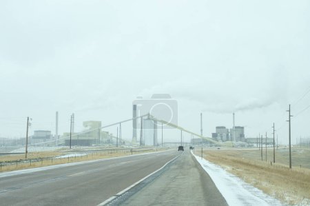 Téléchargez les photos : Gillette, Wyoming - 23 janvier 2021 : Autoroute menant à la centrale électrique de Wyodak par une journée d'hiver froide et nuageuse à Gillette, Wyoming. - en image libre de droit
