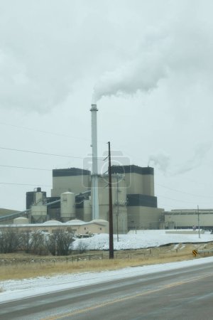 Téléchargez les photos : Gillette, Wyoming - 23 janvier 2021 : Une fumée blanche propre sort d'une cheminée de fumée à la centrale électrique Wyodak de Gillette, Wyoming, par une froide journée d'hiver. - en image libre de droit